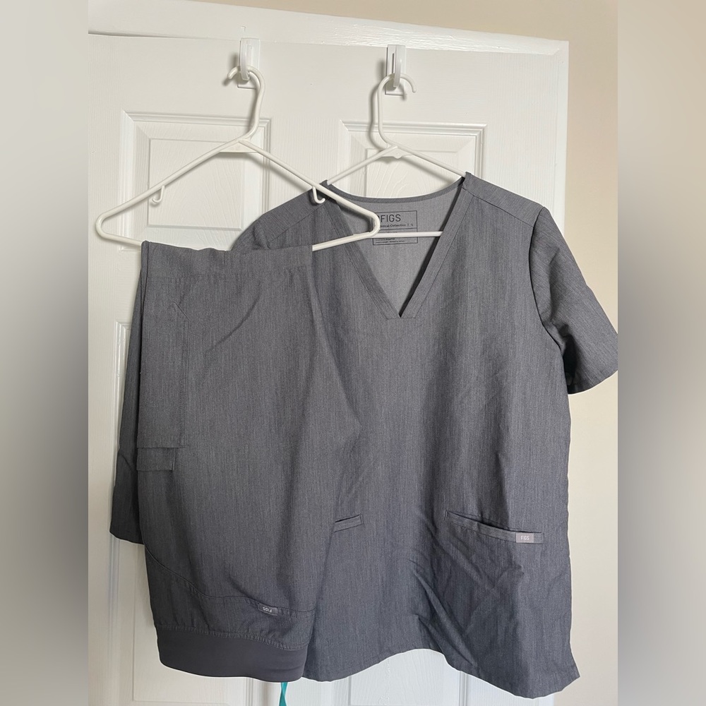 FIGS graphite size large scrub set
